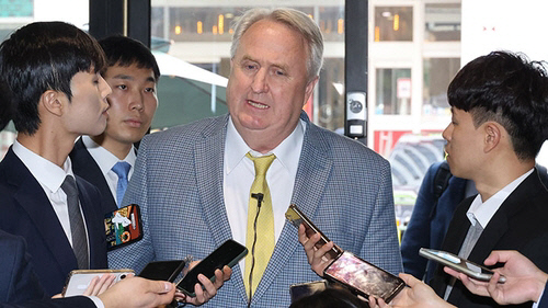 국민의힘 인요한 혁신위원장이 25일 오전 여의도 당사로 들어서고 있다. 연합뉴스